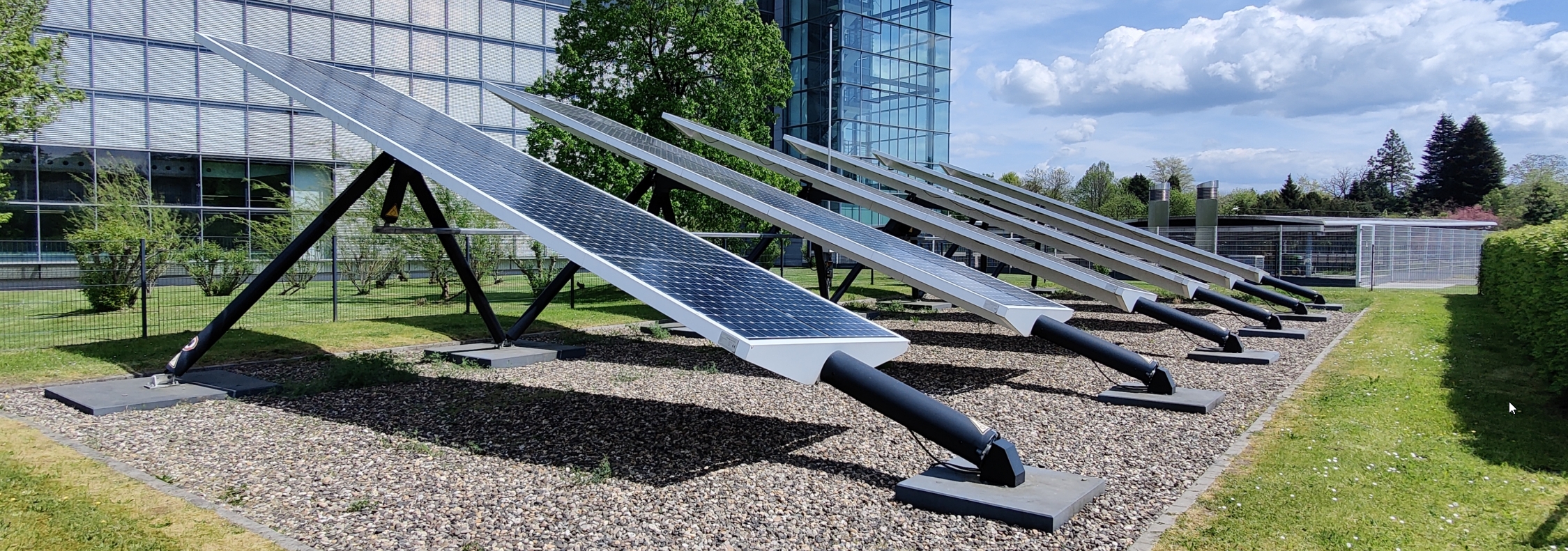 Mock-up for fully sun-tracking solar green roof